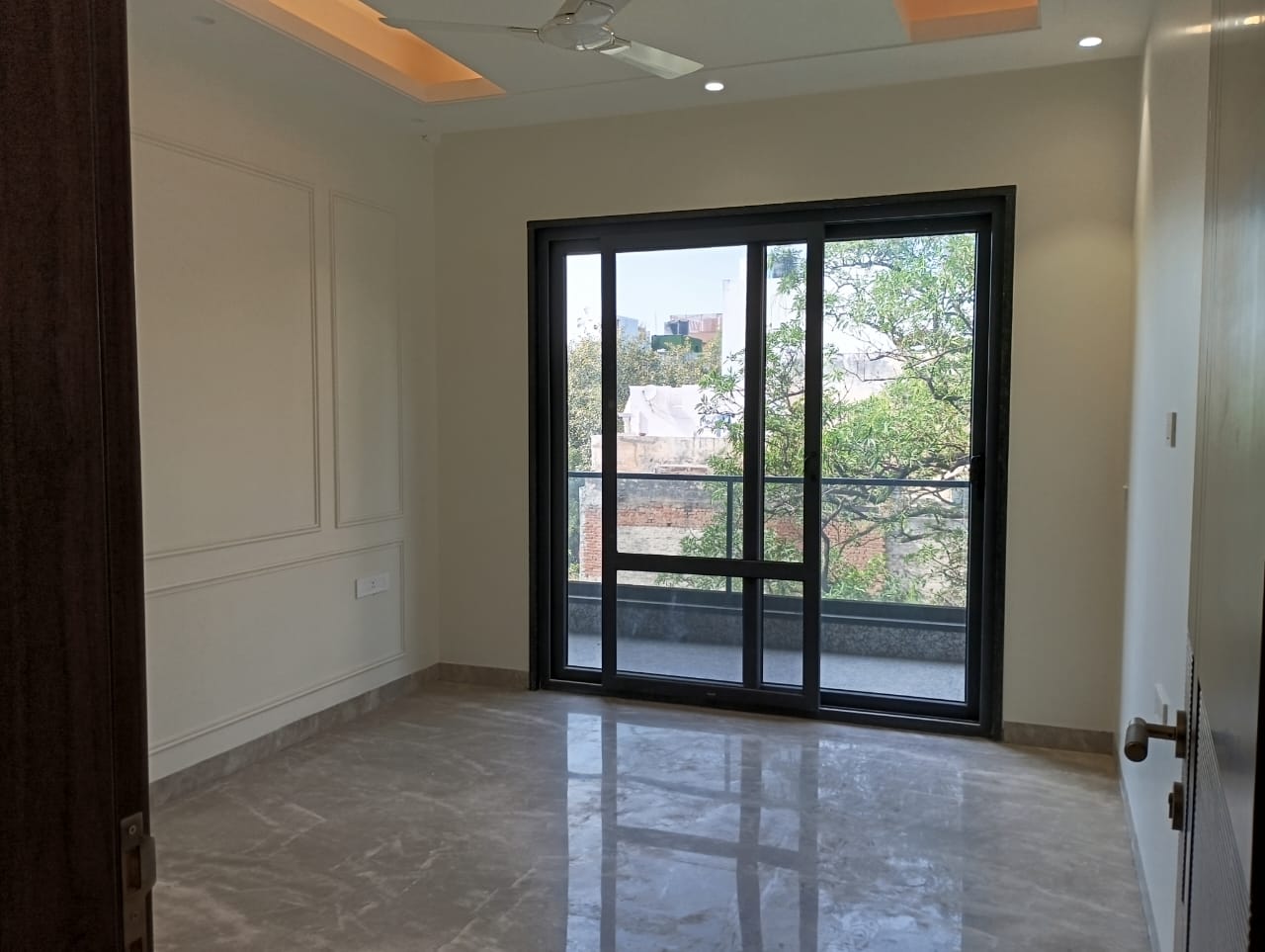 200 YARD RESIDENTIAL FLOOR FOR SALE IN NARAINA VIHAR