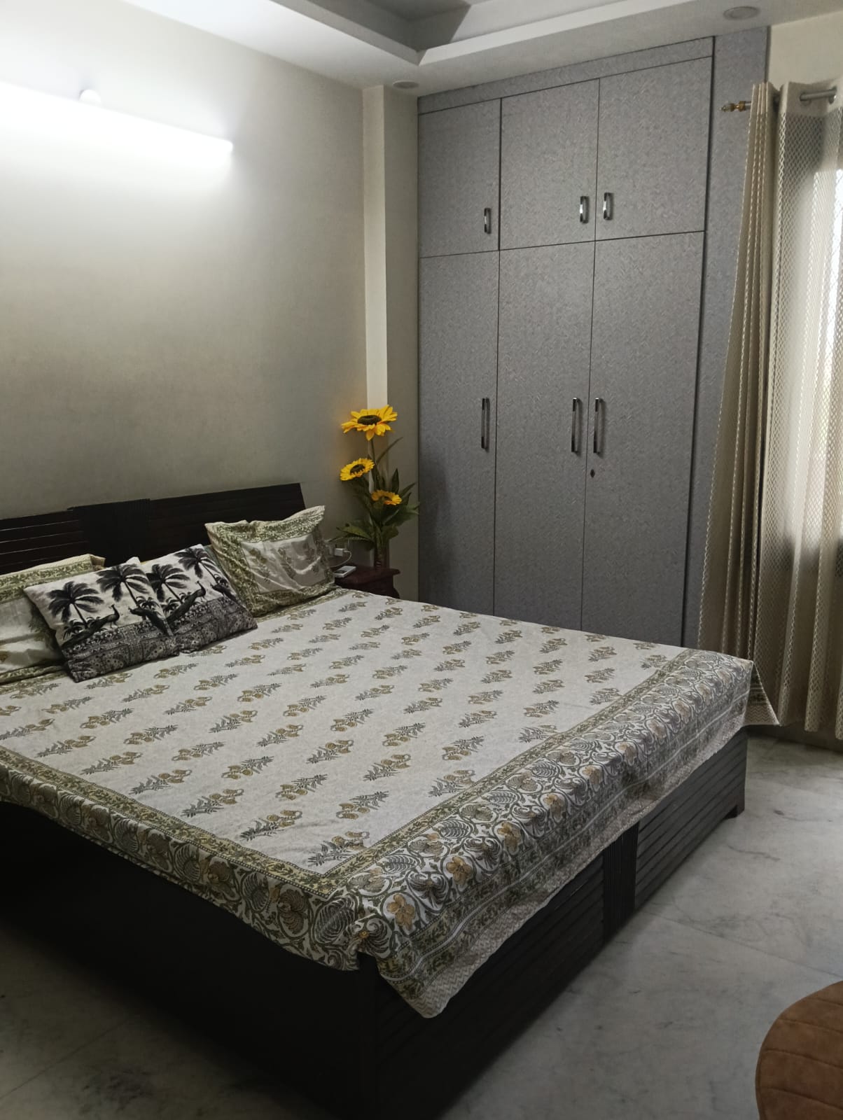 125 YARD RESIDENTIAL FLOOR FOR SALE IN NARAINA VIHAR