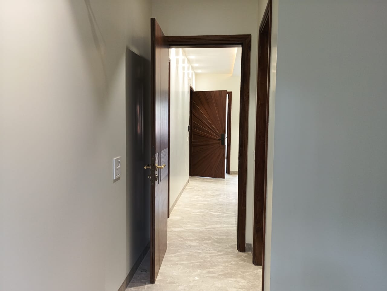 200 YARD RESIDENTIAL FLOOR FOR SALE IN NARAINA VIHAR