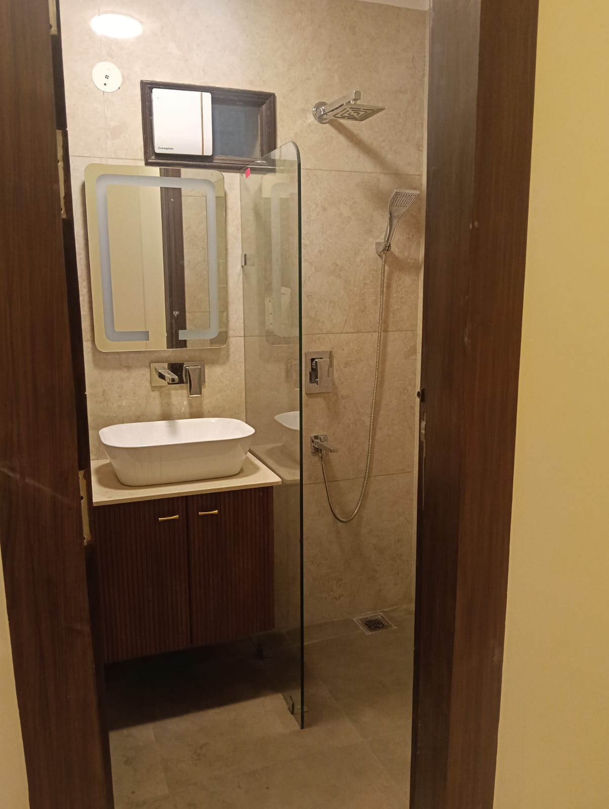 200 YARD RESIDENTIAL FLOOR FOR LEASE IN NARAINA VIHAR