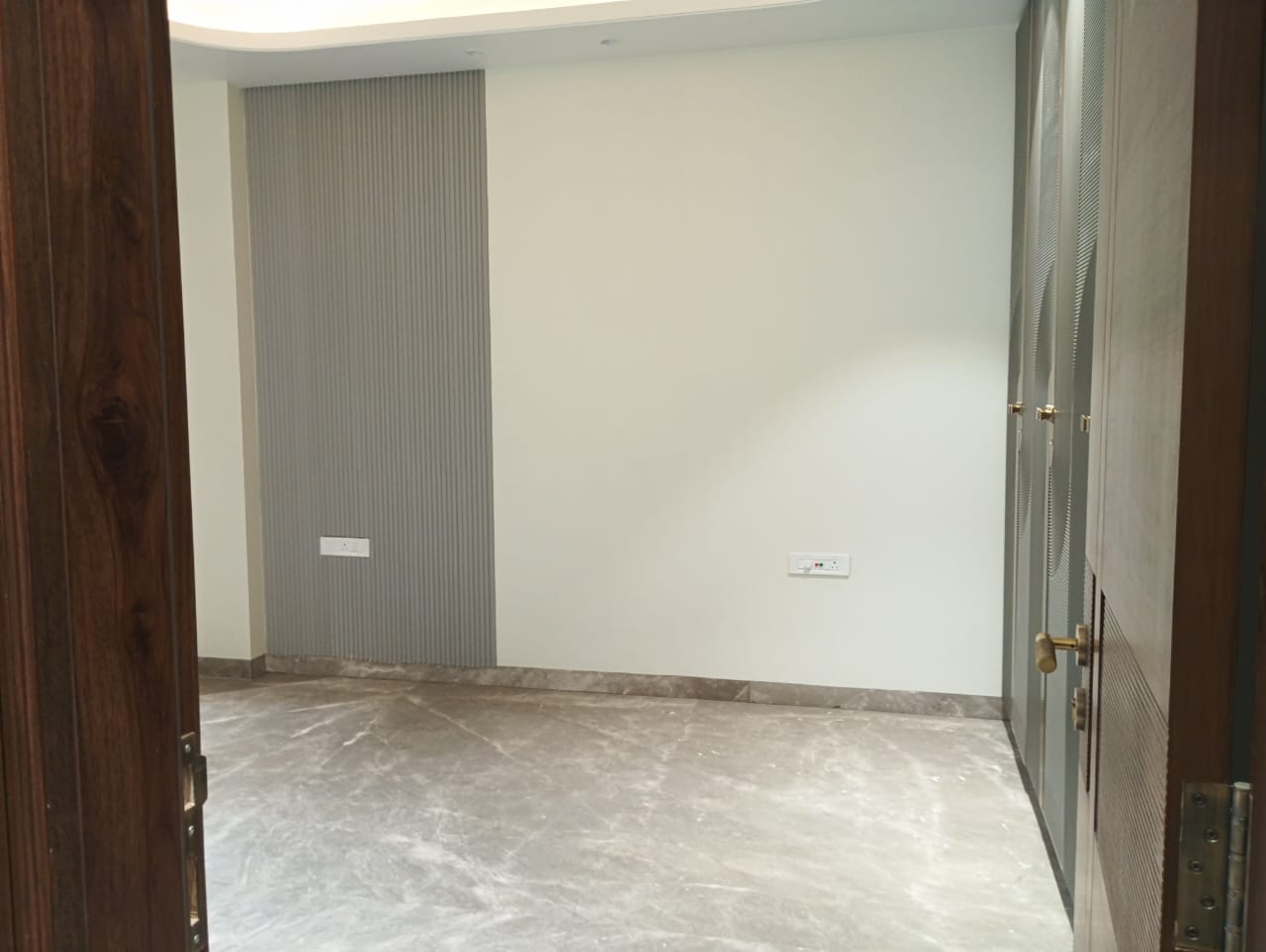 200 YARD RESIDENTIAL FLOOR FOR SALE IN NARAINA VIHAR