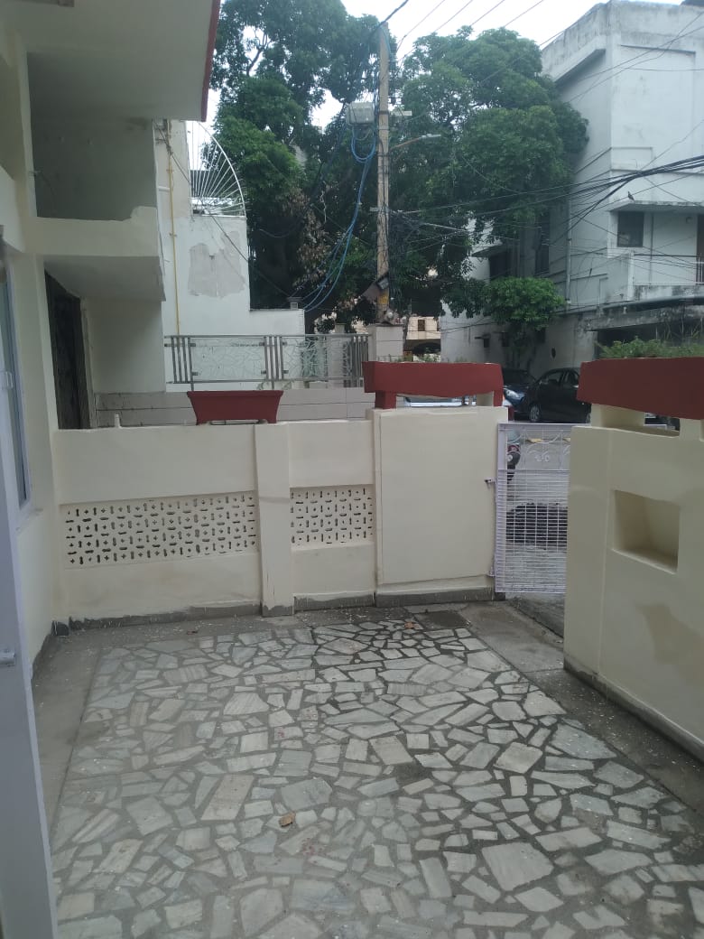 150 YARD RESIDENTIAL FLOOR FOR SALE IN NARAINA VIHAR
