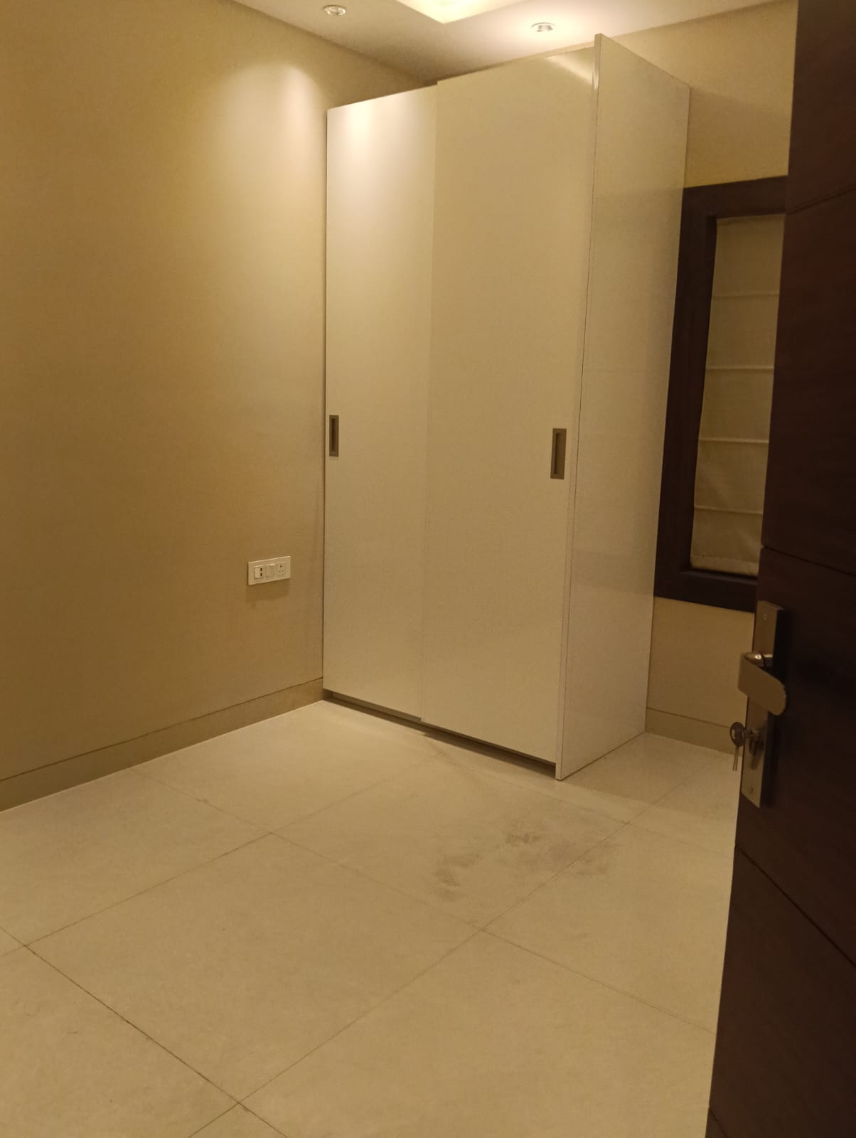 200 YARD RESIDENTIAL FLOOR FOR LEASE IN NARAINA VIHAR