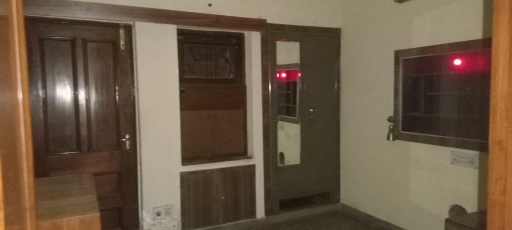 125 YARD RESIDENTIAL FLOOR FOR LEASE IN NARAINA VIHAR