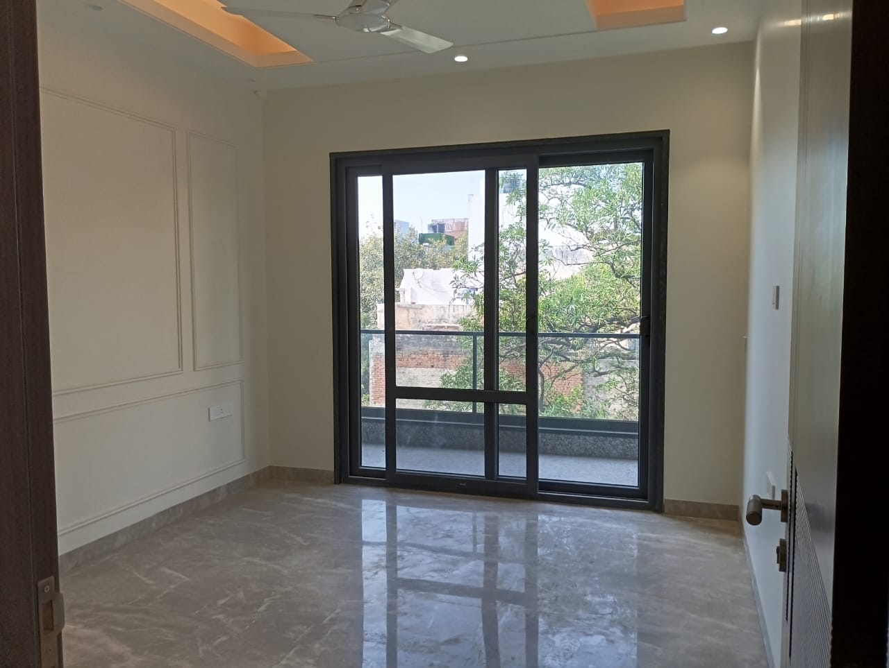 200 YARD RESIDENTIAL FLOOR FOR SALE IN NARAINA VIHAR