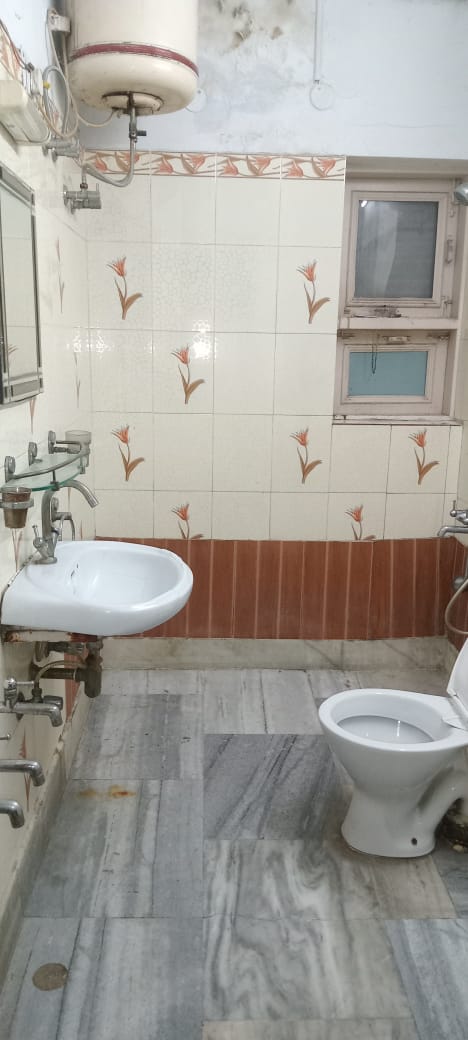 125 YARD RESIDENTIAL FLOOR FOR LEASE IN NARAINA VIHAR